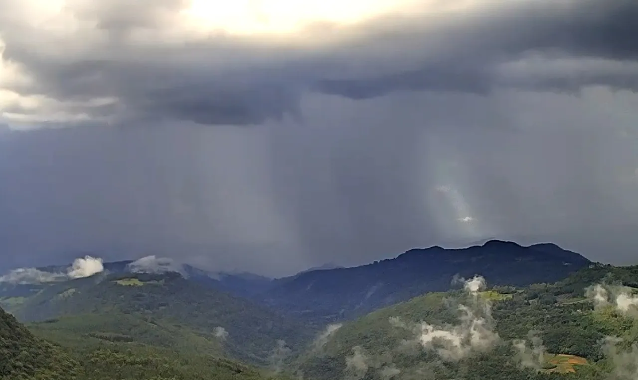 A imagem retrata a chuva intensa em Canela/RS 